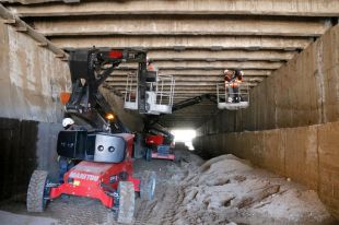 Girona comença a reforçar les bigues de la plataforma de la plaça Catalunya