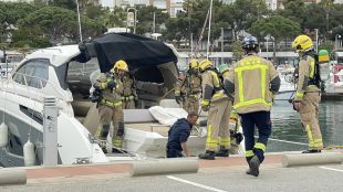 Crema una barca amarrada al port de blanes