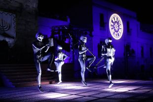 La Mort torna a desfilar pels carrers de Verges en una Processó marcada pel vent