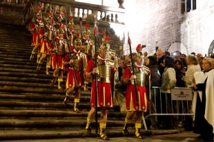 Milers de gironins assisteixen a la processó del Sant Enterrament