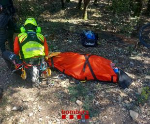 Rescaten un ciclista ferit en una zona de difícil accés a Sales de Llierca
