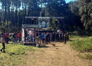Una rave aplega unes 100 persones i 80 vehicles en una finca al massís de les Gavarres