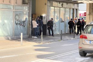 Tècnics de l'Ajuntament de Girona revisen el bloc ocupat de la ronda Ferran Puig i els subministraments