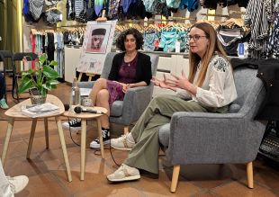 La presentació d’''El cor de les meves tetes'' de Neus Martí omple la botiga Bonet de Figueres