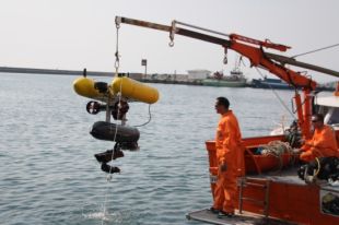 Un equip de la UdG construeix un robot submarí per recuperar caixes negres 