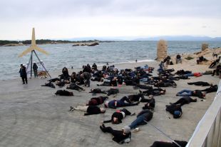 Un centenar de persones protesta contra el parc eòlic marí amb una performance a l’Escala