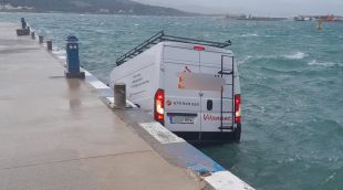 Una furgoneta cau al mar al Port de la Selva després de quedar desfrenada