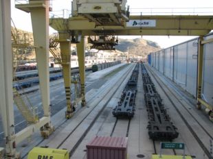 Descarrila un tren de mercaderies perilloses a Portbou sense provocar cap fuita 