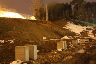 Es desprèn un talús al camp de futbol del Girona i obliga a tallar un carril del campus de l'UdG