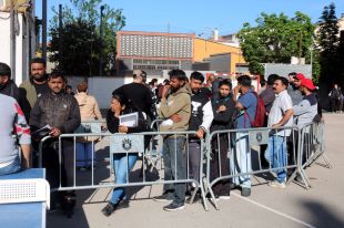 Cues de migrants a Salt per informar-se del procés de regularització extraordinària