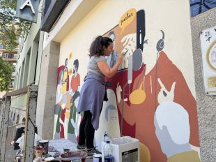 Girona estrena un mural a l'antiga Clínica Girona per reivindicar el català