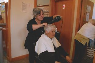 Impulsen una prova pilot al Ripollès per portar persones grans a la perruqueria o a la farmàcia