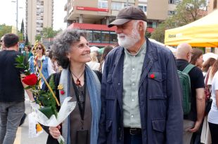 Girona s'omple de roses i llibres en un Sant Jordi amb parades a l'avinguda Sant Francesc