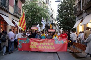300 persones exigeixen a Girona ''aturar i revertir'' la regressió del català