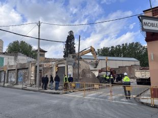 La Bisbal enderroca tres habitatges a l’Aigüeta i redefineix un solar clau