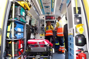 Mor un treballador en un accident amb un camió grua a Roses