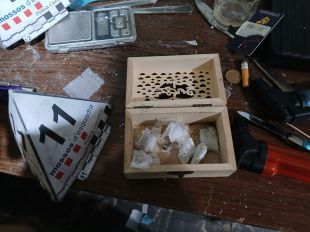 Detingudes tres persones per un punt de venda de drogues en un pis de Figueres