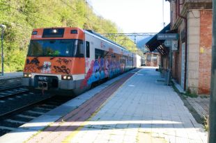 Usuaris habituals de l'R3 celebren l'arribada del tren a Ribes amb la represa parcial del servei