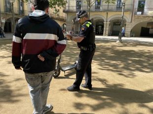 La Policia Local de Banyoles informa 174 usuaris de patinets de la nova normativa