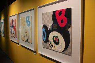 La Casa de Cultura de Girona explora la cultura del pop amb obres de Blake, Warhol i Murakami