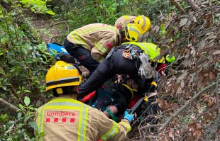 Rescaten un ciclista ferit després de caure en un corriol a Sant Joan les Fonts