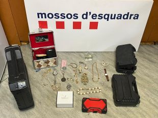 Tres joves detinguts per robar joies, eines i objectes d'un pis de Girona