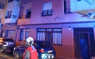 Tres ferits i una vintena de desallotjats per un incendi en un hostal de Roses