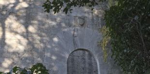 Girona restaurarà l’escut de la reina Joana de la Torre Gironella