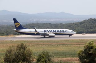 Els passatgers a l'aeroport de Girona baixen un 15% a l'abril i es queden en 173.931