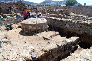Les excavacions a Roses destapen restes gregues i un possible ''buit'' històric