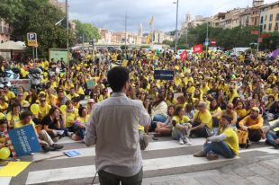 Unes 4.500 persones es manifesten a Girona per exigir més recursos a les aules i reduir la burocràcia