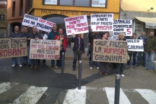 Treballadores de Gironet es manifesten davant l'empresa perquè no cobren de fa cinc mesos