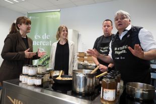 Els mercats gironins reivindiquen el producte de proximitat i els paradistes