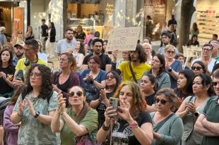 Uns 150 figuerencs tornen a concentrar-se a l'Ajuntament per condemnar el crim masclista