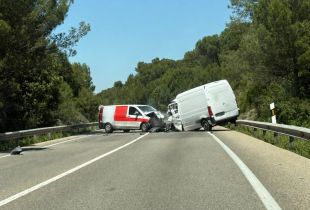 Un xoc frontal entre dues furgonetes ha tallat la variant de Girona