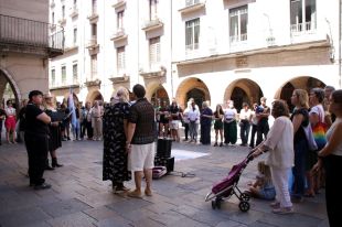 Cent persones es concentren a Girona per condemnar el crim de Figueres