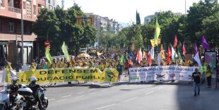 Més de 3.000 docents es manifesten a Girona per reclamar més recursos