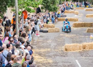 Palafrugell enceta el tram central de les Festes de Primavera amb el pregó i la Baixada de carretons