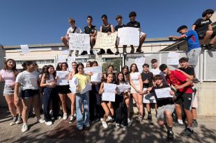 Alumnes de l'Institut de Llançà es manifesten per denunciar la calor a les aules