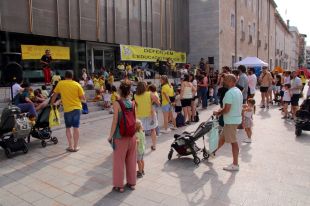 Més de 300 docents acampen a Girona i mantenen la vaga malgrat el preacord