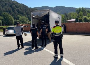 Macrocontrol policial a la C-17 a Ripoll amb 32 denúncies i quatre positius per drogues