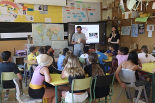 Un llibre de la UdG vol despertar la vocació científica entre els alumnes de primària d'entorns rurals