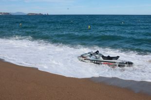 Localitzen bolcada a Pals la moto d’aigua del noi desaparegut a Roses
