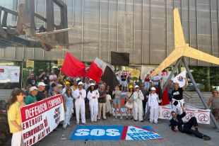 Ecologistes planten un molí davant la seu del Govern a Girona contra els macroprojectes renovables