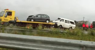 Dos ferits en un accident de trànsit amb un cotxe i una furgoneta implicats