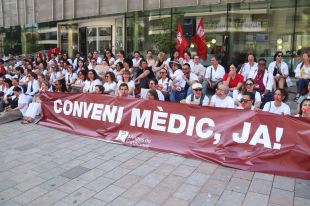 Un centenar de metges es manifesten a Girona per reclamar un conveni propi
