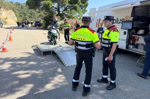 Els Mossos despleguen una ITV mòbil per caçar motos manipulades a les carreteres gironines