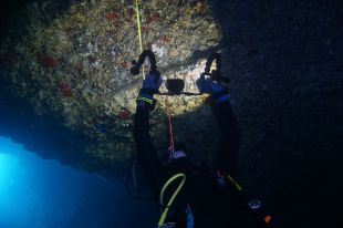 Un estudi pioner posarà al mapa les coves submarines ocultes de les Medes i l’Escala