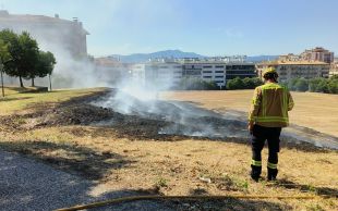 Dos incendis de vegetació a Girona mobilitzen els Bombers