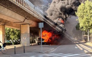 Un incendi calcina un autobús urbà a Girona sense causar ferits
